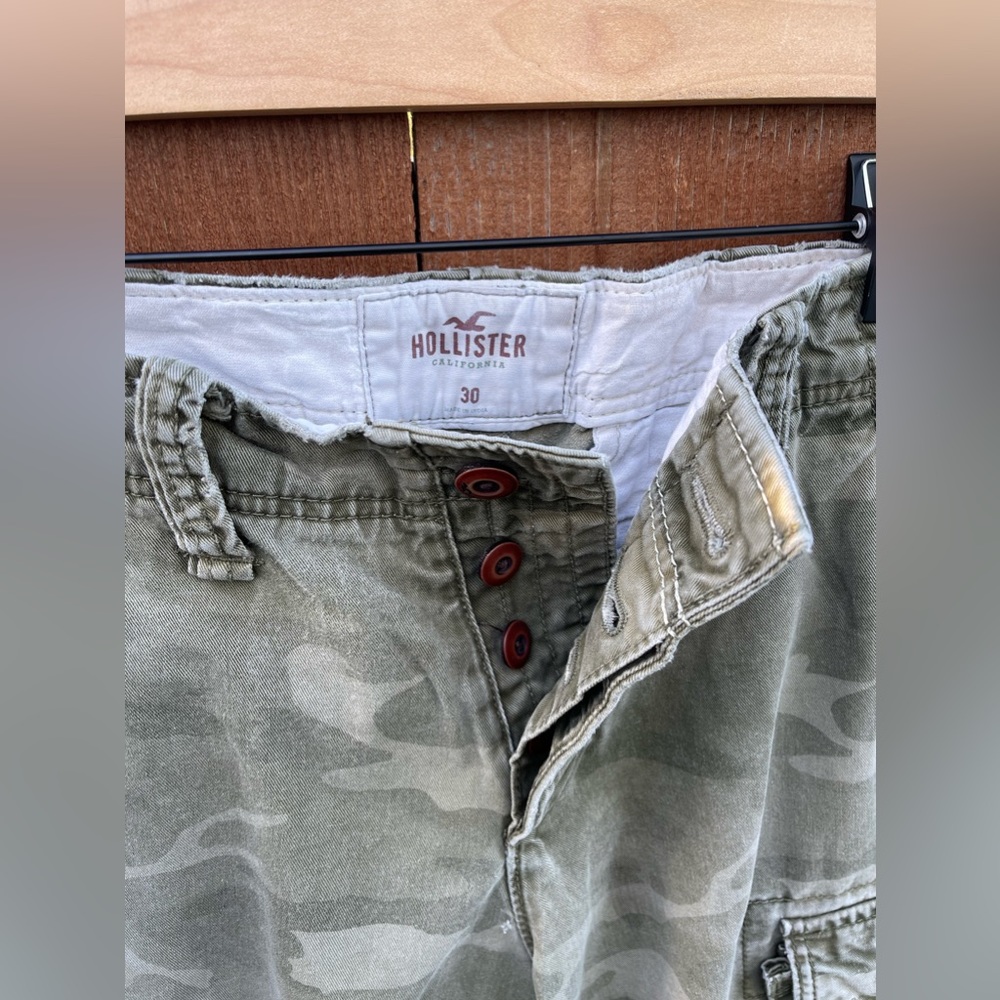 Hollister Camo Cargo Shorts - Picture 2 of 3